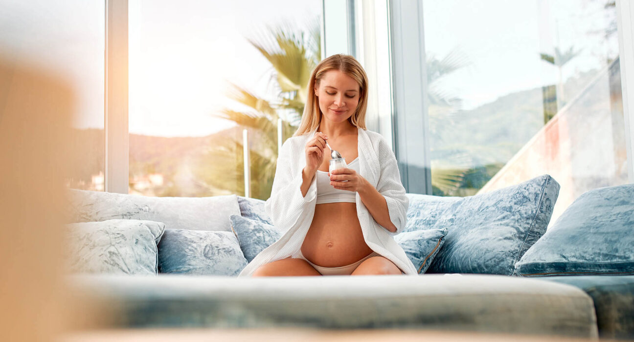 Frau isst während der ersten Schwangerschaftswochen