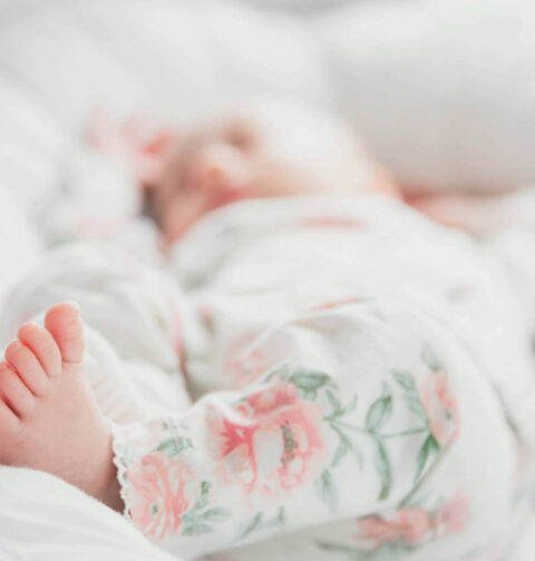 Baby schläft mit Schlafklamotten