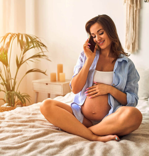 Schwangere telefoniert vor Geburt