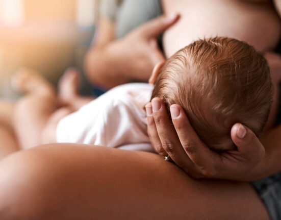 Mutter stillt Baby voll