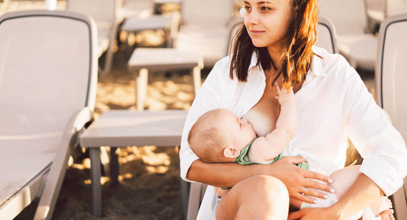 Neugeborenes Baby saugt Milch von der Brust der Mutter, die ihn stillt