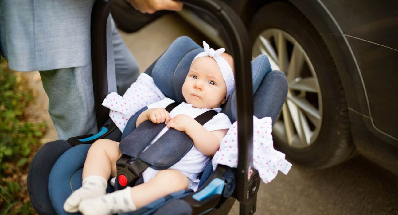 Baby in Schale