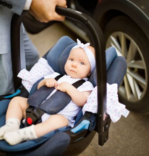 Baby in Schale