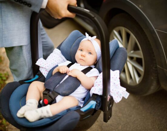 Baby in Schale