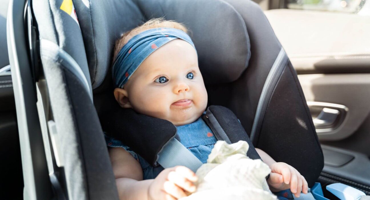 Baby in Schale im Auto