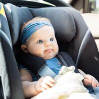 Baby in Schale im Auto