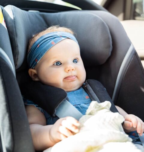 Baby in Schale im Auto