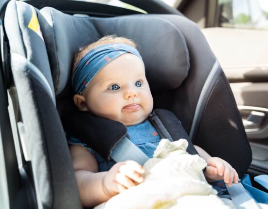 Baby in Schale im Auto