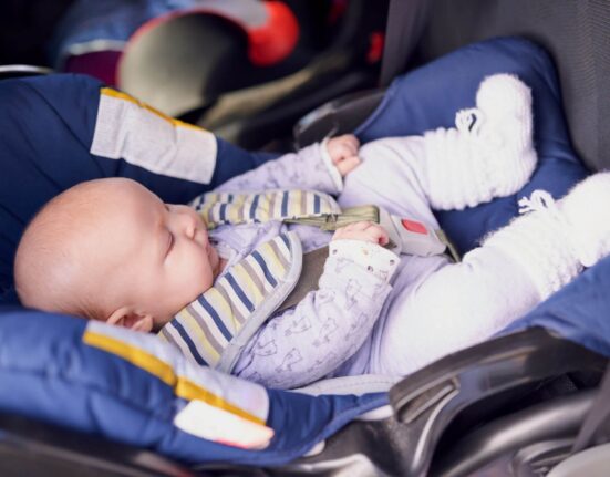 Baby in Babyschale