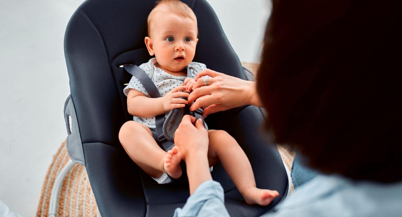 Baby sitzt in Schale