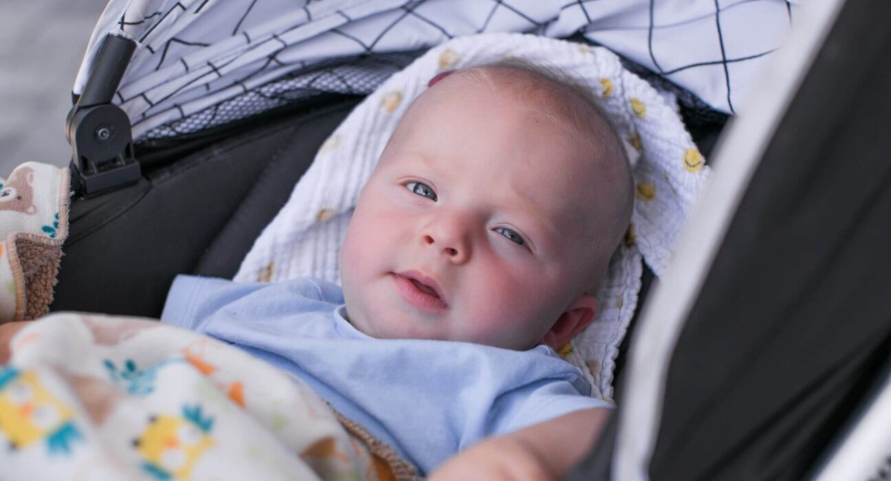 Baby in Schale