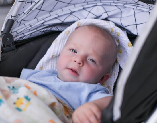 Baby in Schale