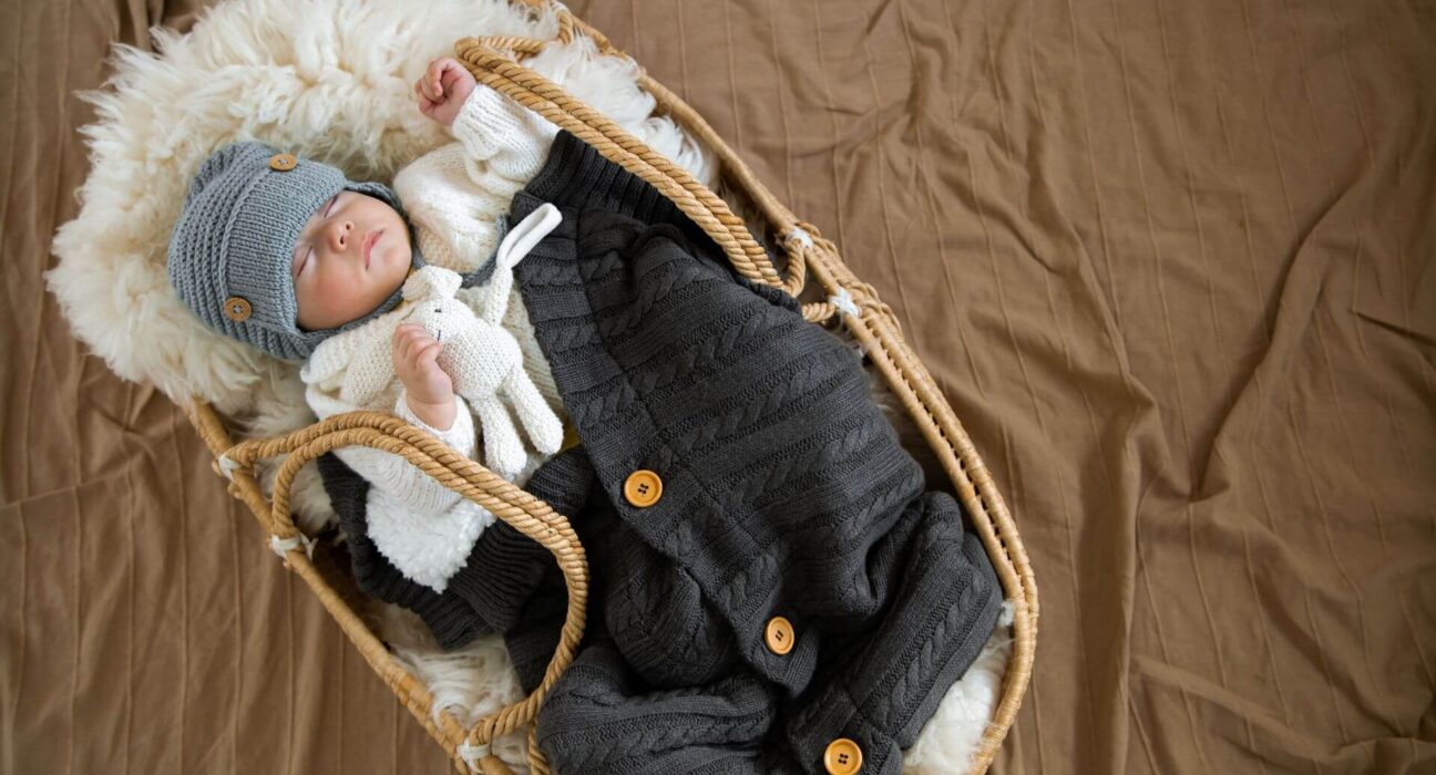 Baby in Schale