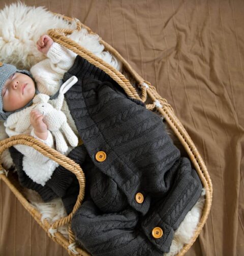 Baby in Schale