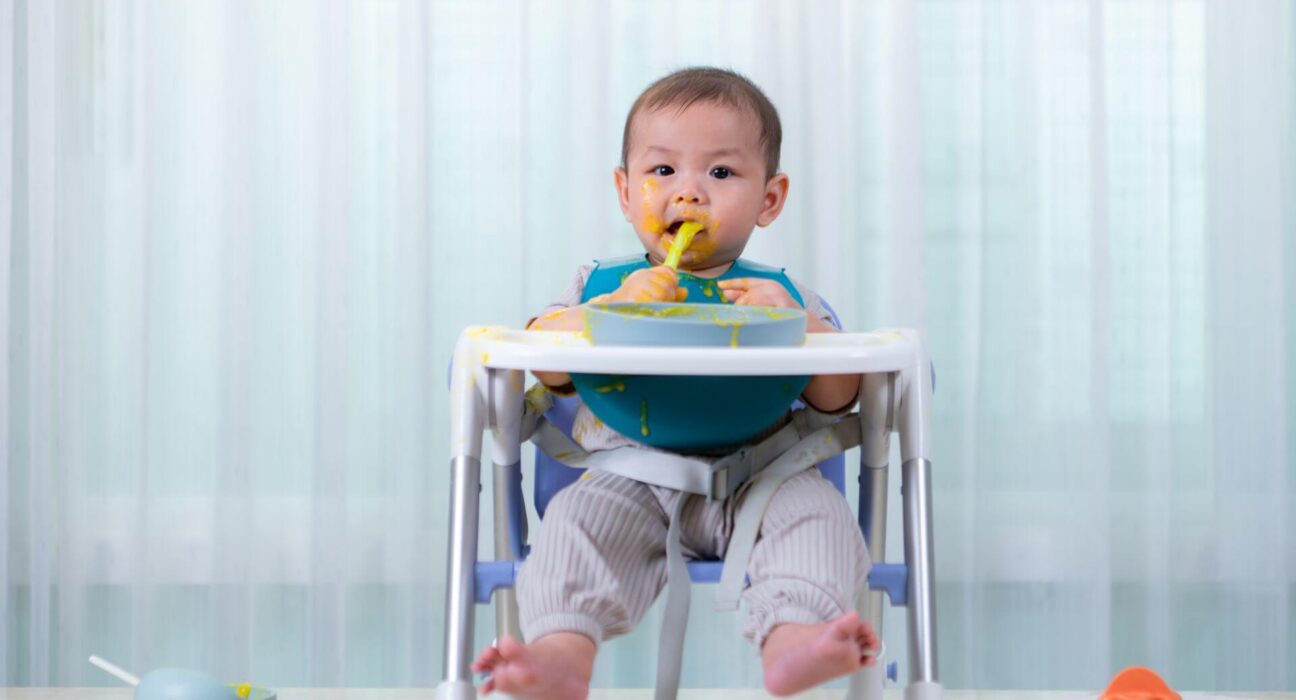 Baby im Hochstuhl