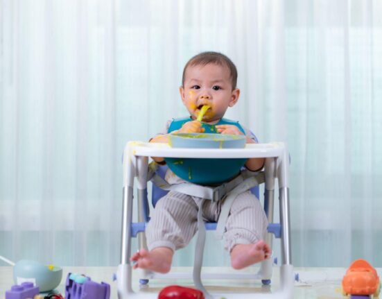 Baby im Hochstuhl