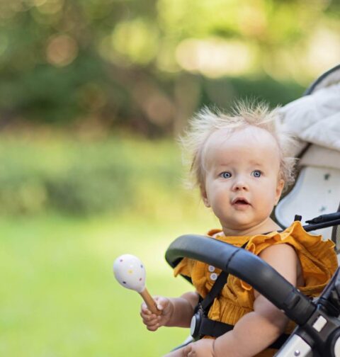 Vorwärtsfahrender Kinderwagen