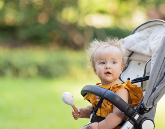 Vorwärtsfahrender Kinderwagen