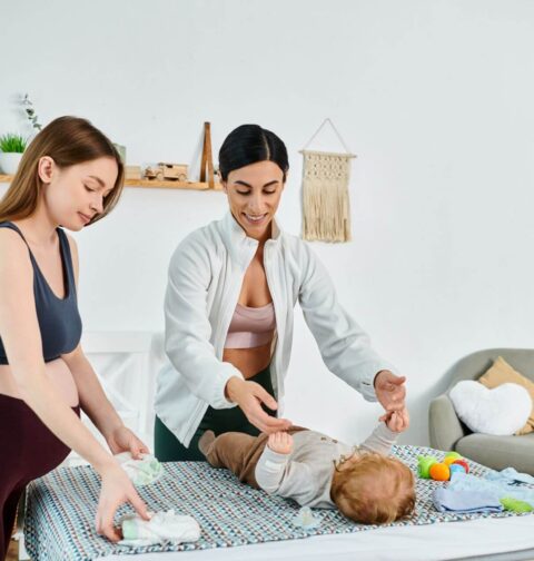 Baby auf Wickelkommode