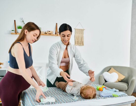 Baby auf Wickelkommode