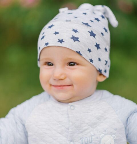 Baby mit Mütze draußen