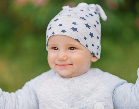 Baby mit Mütze draußen