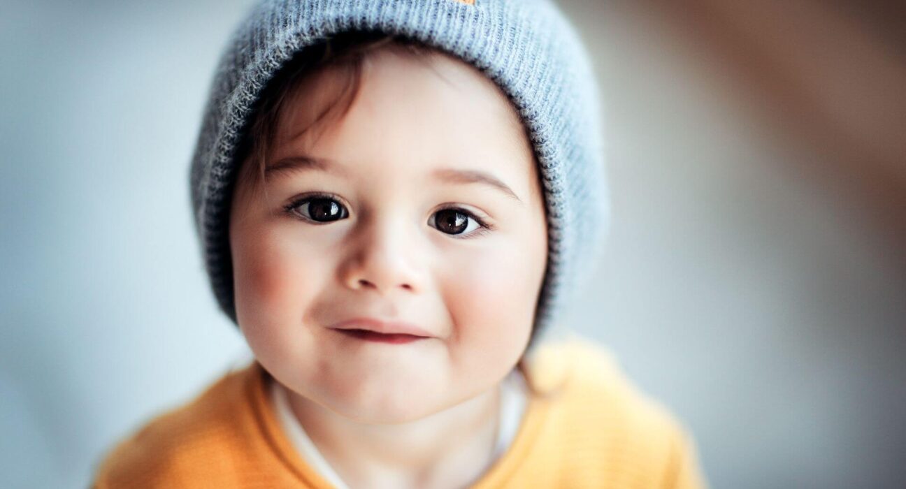Baby mit grauer Mütze