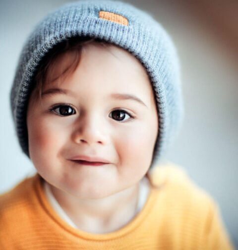 Baby mit grauer Mütze