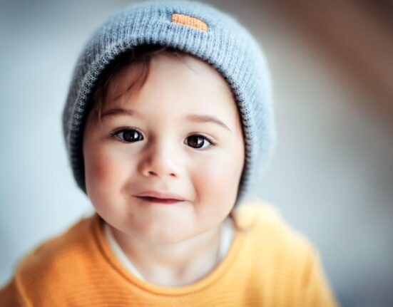 Baby mit grauer Mütze