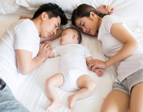 Eltern und Baby schlafen