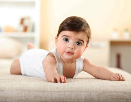 Baby liegt auf dem Bauch