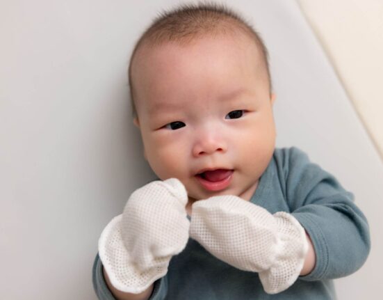 Baby mit Handschuhen