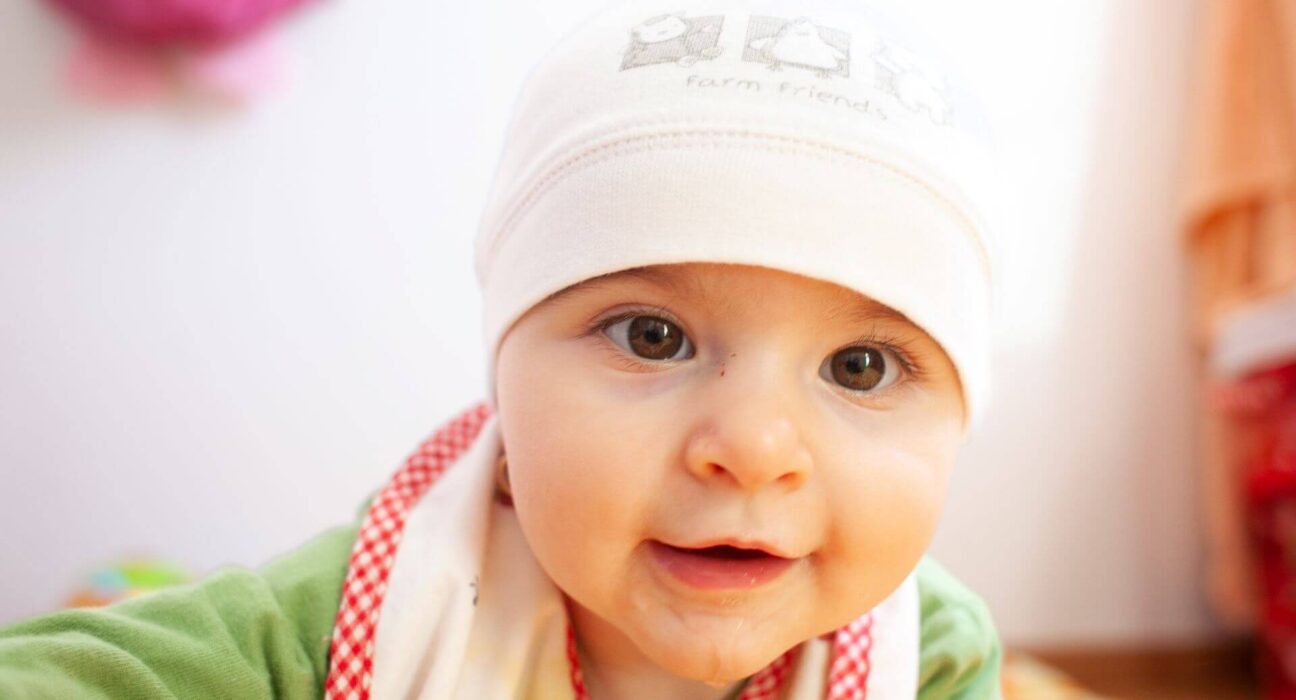 Baby mit Mütze