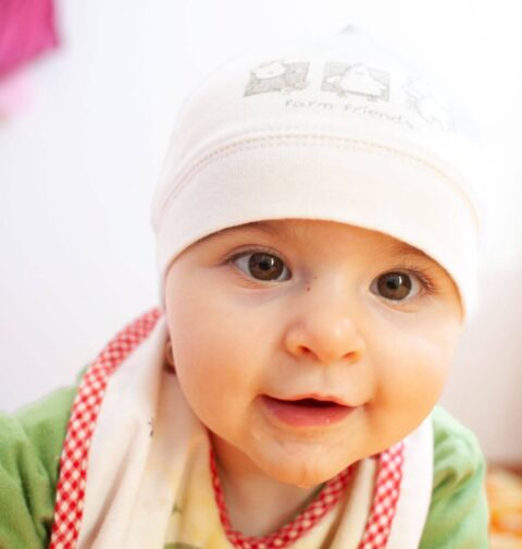 Baby mit Mütze