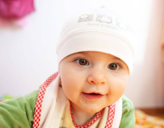 Baby mit Mütze