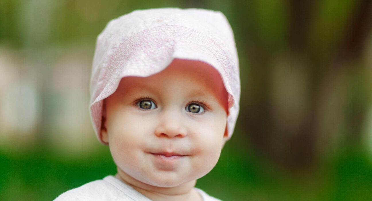 Baby mit Mütze