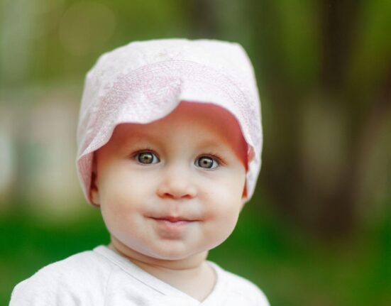 Baby mit Mütze