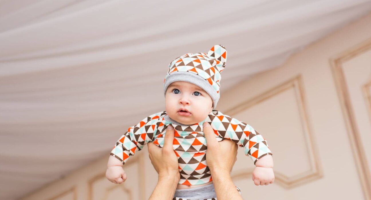 Baby mit Mütze