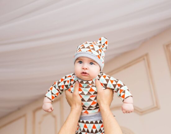 Baby mit Mütze