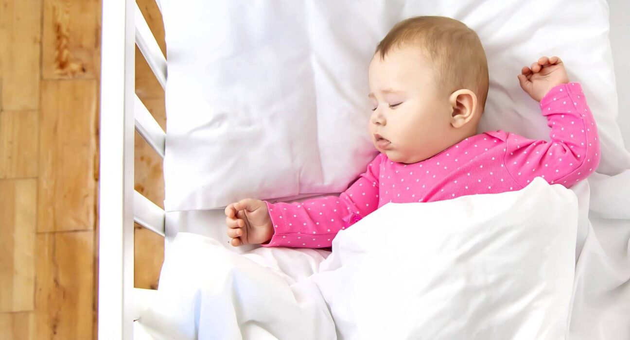 Baby schläft im Bett