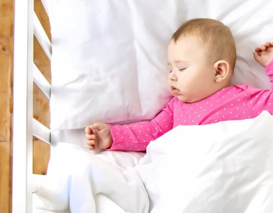 Baby schläft im Bett