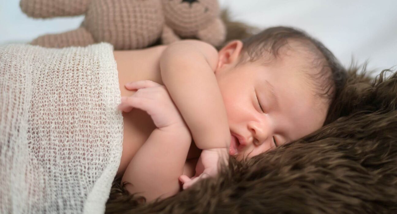 Baby schläft mit Decke