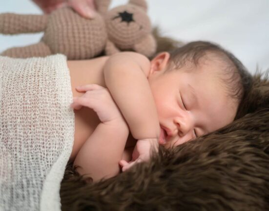 Baby schläft mit Decke