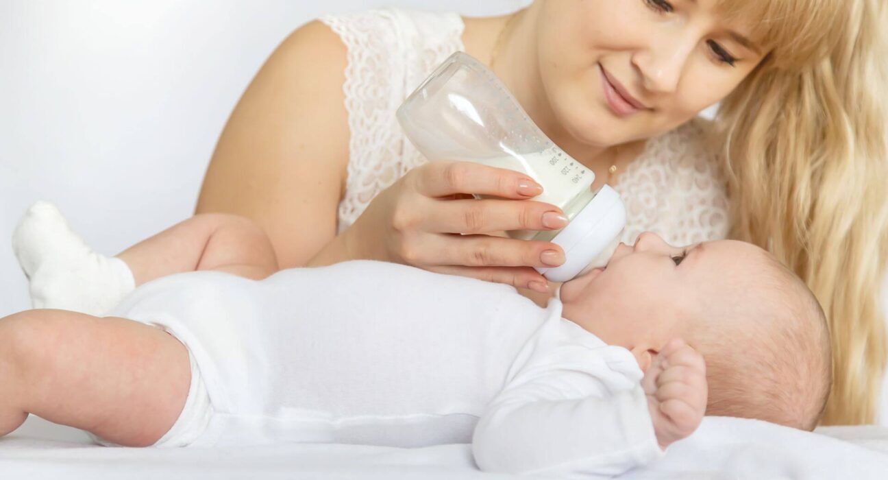 Mutter füttert Baby