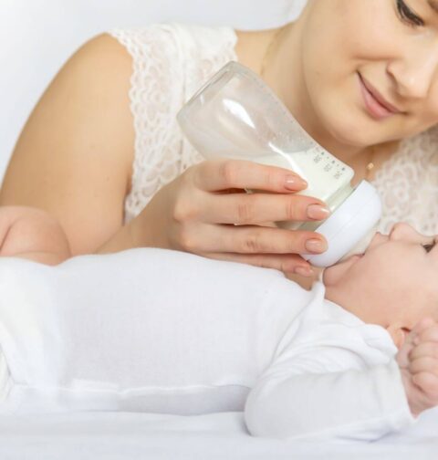 Mutter füttert Baby