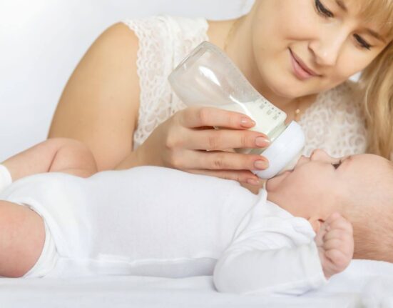 Mutter füttert Baby