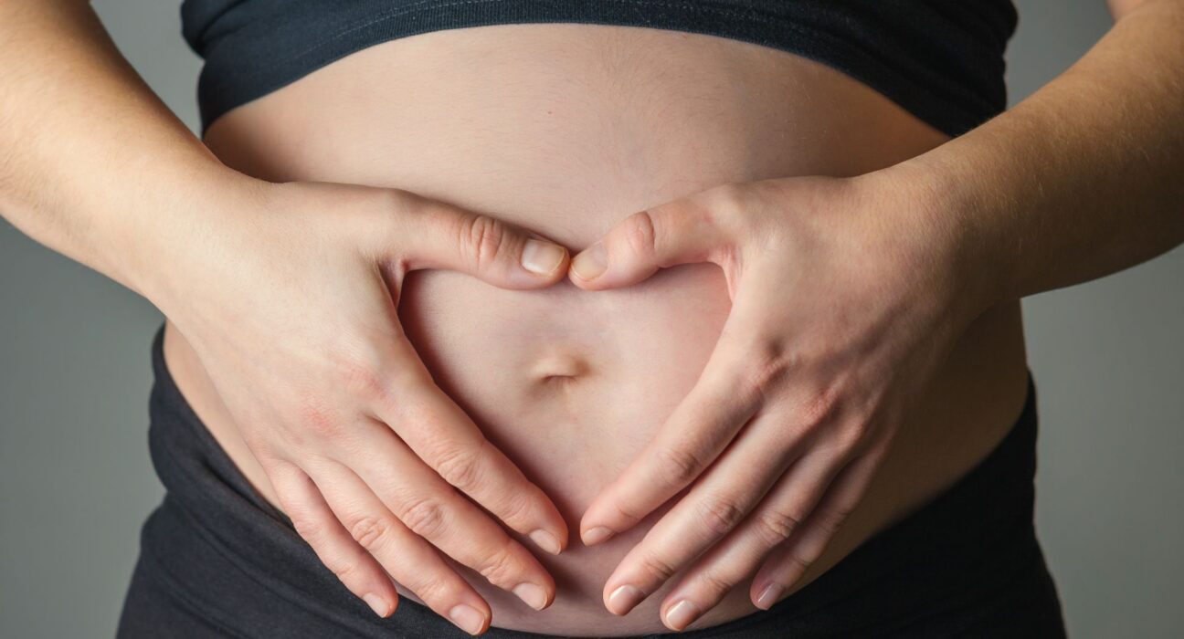 Frau hält Bauch