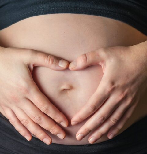 Frau hält Bauch