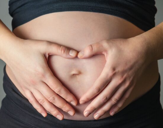 Frau hält Bauch