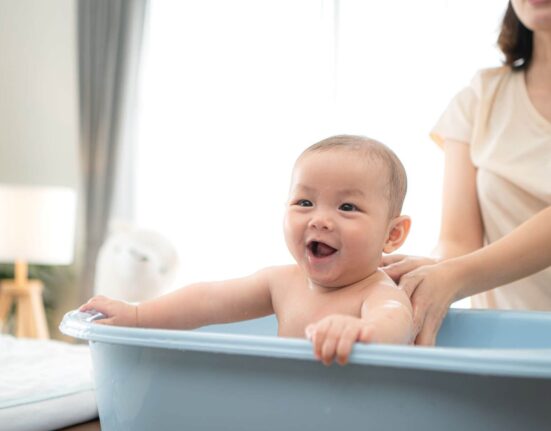 Baby in Badewanne